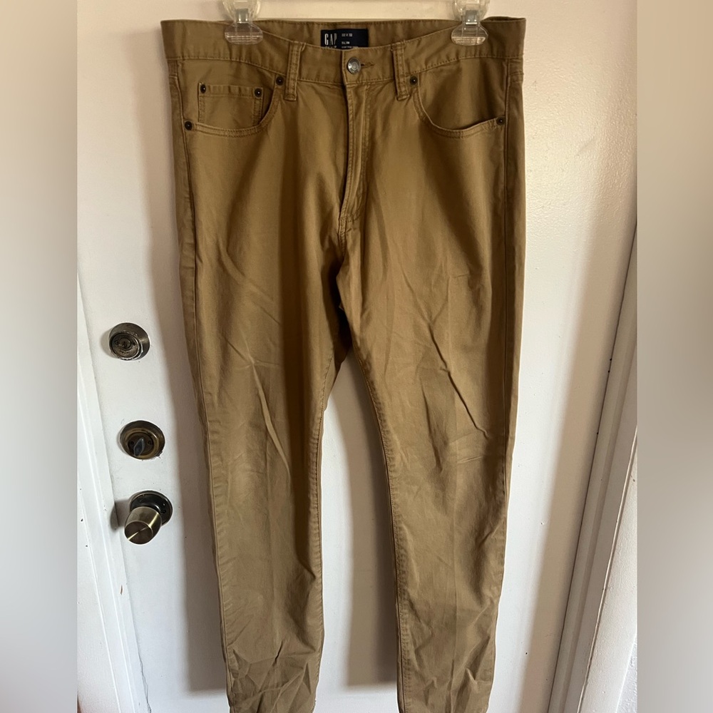 GAP Men's Chino Pants in Khaki Brown